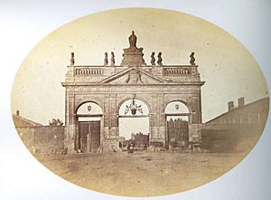 Archivo:Fundación Joaquín Díaz - Puerta del Carmen. A la derecha el Hospital militar - Valladolid