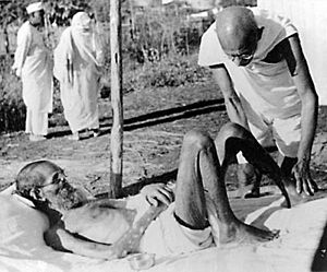 Archivo:Gandhii looking after Sanskrit scholar Parchure Shastri, who was a leper patient