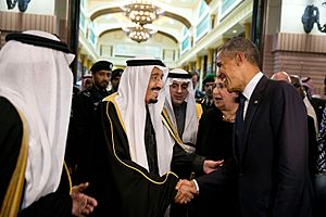 Archivo:King Salman bin Abdulaziz of Saudi Arabia bids farewell to President Barack Obama at Erga Palace in Riyadh, Saudi Arabia