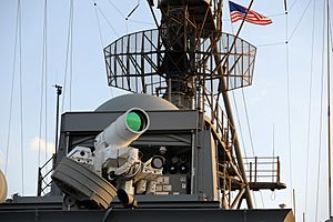 Archivo:Laser Weapon System aboard USS Ponce (AFSB(I)-15) in November 2014 (05)