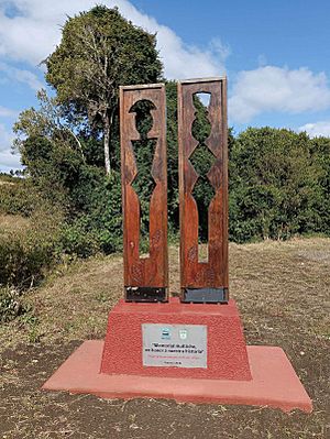 Archivo:Monumento huilliche Chiloé 1712