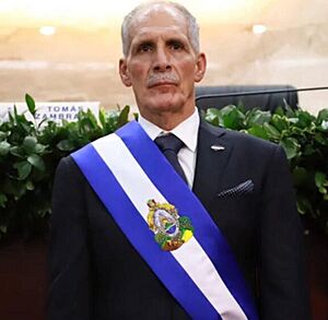 Nasyri Asfura como presidente.jpg