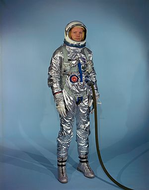 Archivo:Neil Armstrong in Gemini G-2C training suit