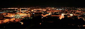 Archivo:Perspectiva nocturna de Melilla desde el Parador Nacional