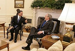 Archivo:President George W. Bush meets with President Leonel Fernandez of the Dominican Republic in the Oval Office