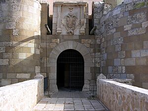 Archivo:Puerta santiago melilla vieja