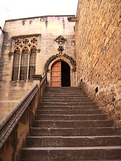 Archivo:Real Monasterio de Santa Maria de Poblet - Escalera de Entrada al Museo