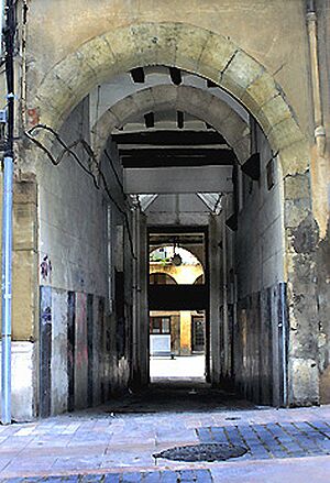Archivo:Reus Call portalada LoLaG