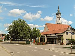Siegertsbrunn, kerktoren in straatzicht 2012-08-06 11.33.jpg