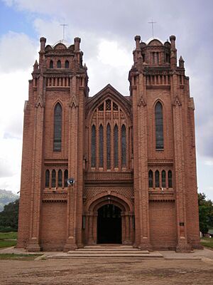 Archivo:St Michael and All Angels Church facade, Blantyre, Malawi