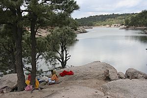 Archivo:Tarahumara women at Arareco Lake 1063