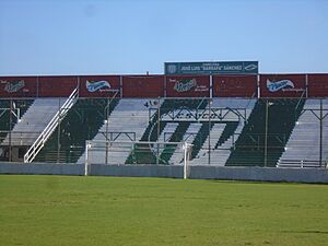 Archivo:Tribuna José Luis "Garrafa" Sánchez (Estadio Ciudad de Laferrere)