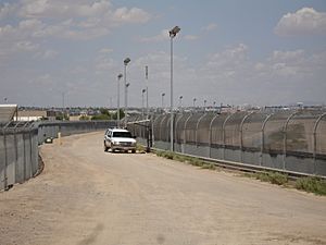 Archivo:US-Mexico border fence