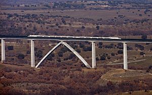 Archivo:Viaducto Arroyo del Valle (Madrid) 02