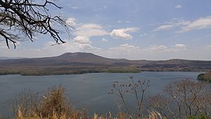 Archivo:Volcán y laguna de Masaya desde el malecón de Masaya
