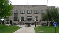 Washington County, Kansas courthouse from W 2.JPG