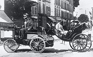 Archivo:1894 paris-rouen - count albert de dion (de dion-bouton steam tractor) finished 1st, ruled ineligible for prize