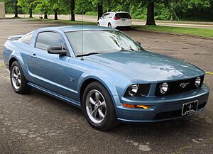 Archivo:2005 Ford Mustang GT Deluxe Coupe, front right, 07-02-2023