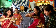 Archivo:A wedding feast in India, dining tradition