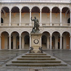 Archivo:Alcázar de Toledo. Escultura de Carlos V