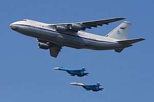 Archivo:An-124 RA-82028 in formation with Su-27 09-May-2010
