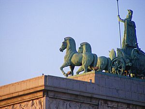 Archivo:Arco de la Victoria (Madrid) 10