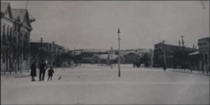 Archivo:Avda Fontana, Trelew, siglo XX