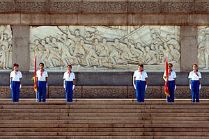 Archivo:Beijing China Tiananmen-Square-Young Pioneers of China-01