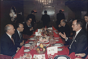 Archivo:Bush and Gorbachev at the Malta summit in 1989