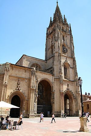 Archivo:Camino de San Salvador, Oviedo, Cattedrale del Santo Salvatore 03