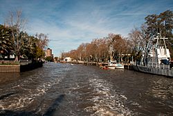 Canals in Tigre.jpg