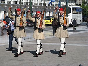 Archivo:Changing of the Guard-Unknown Soldier-Hellenic Army
