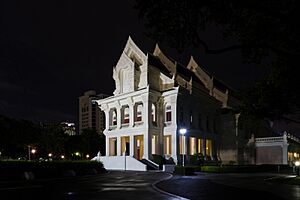 Archivo:Chulalongkorn University Auditorium at night