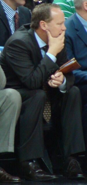 Archivo:Coach bud looking other way