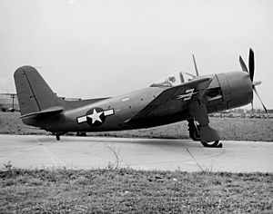 Archivo:Curtiss XBT2C-1 on the ground c1945