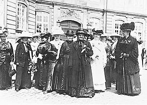 Archivo:Danish women thank the king 1915