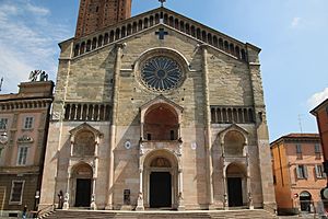 Archivo:Duomo (Piacenza), facciata 03