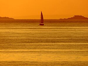 Archivo:Early sailing in yellow sea after sunrise in St Peter Guernsey