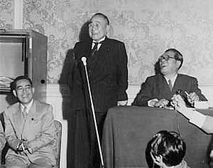 Archivo:Eisaku Satō, Shigeru Yoshida, Saeki Ozawa 1953