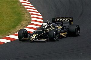 Archivo:Elio de Angelis im Lotus-Renault 1985-08-02