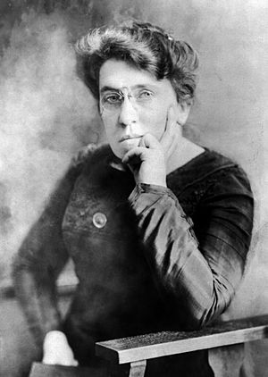 Archivo:Emma Goldman seated