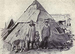 Archivo:Eskimo family with Malamute from 1915
