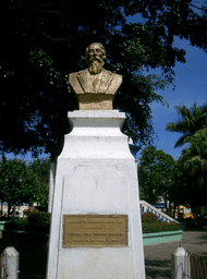 Archivo:Estatua en honor de José Trinidad Cabañas