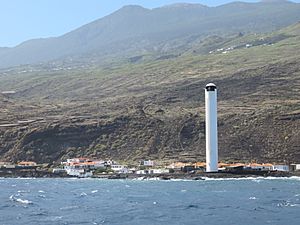 Archivo:Faro de Arenas Blancas 2014-11