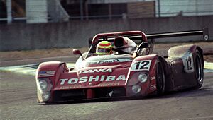 Archivo:Ferrari 333 SP - Wayne Taylor, Eric van de Poele & Fermin Velez at Ford Chicane at the 1998 Le Mans (51888068960)