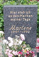 Archivo:Friedhof Schoeneberg III Marlene Dietrich