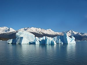 Archivo:Glacial iceberg in Argentina