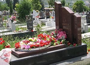 Archivo:Grave Hoxha