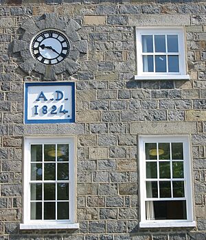 Archivo:Guernsey police windows clock