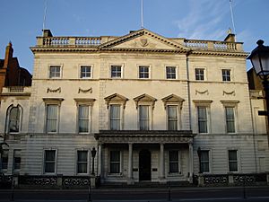 Archivo:Iveagh House morning